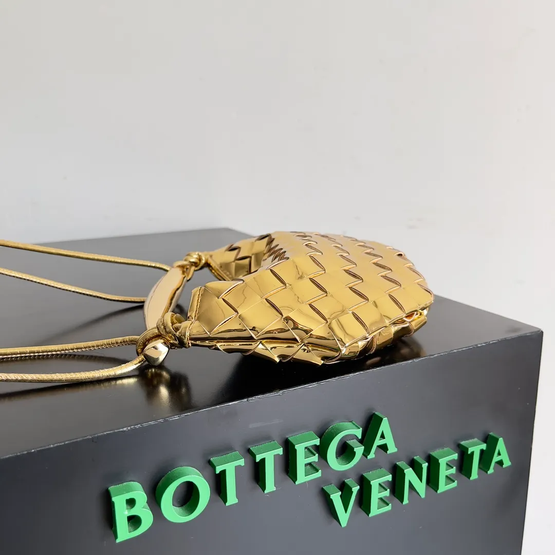 Batch of 1260 BV Mini Sardine is coming‼ ️Super high-end, stainless steel hardware + 24k real gold plating process, fish scales (concave and convex positions) are the finishing touch, the sardine bag that can be carried cross-body is completely beautiful to the heart. The metal element handle and the weaving are perfectly combined to completely integrate the artistic sense and elegance and fashion. It is really like a work of art🏺The large size is elegant, the small size is exquisite and cute, a must-have item for fashionistas, and the details are perfectly reproduced. Style number: 744267 Size 20*12*2.5